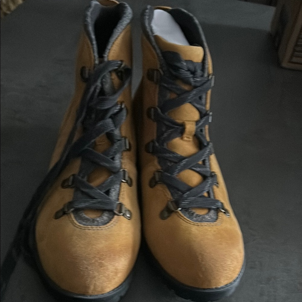 Clarks Tan and Black High-Top Boots for Outdoor Adventures